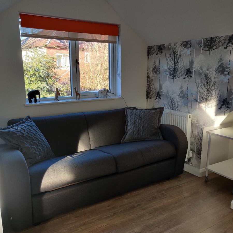 Chester Zoo Apartment: Modern Retreat with City Access Exterior photo