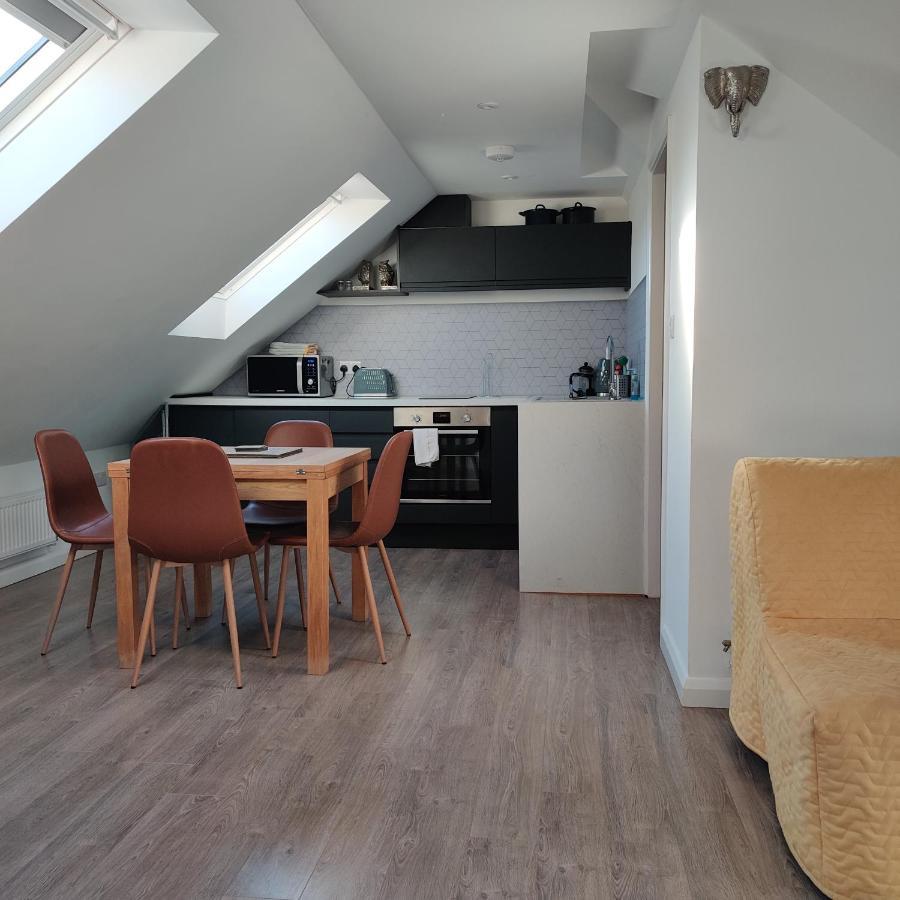 Chester Zoo Apartment: Modern Retreat with City Access Exterior photo